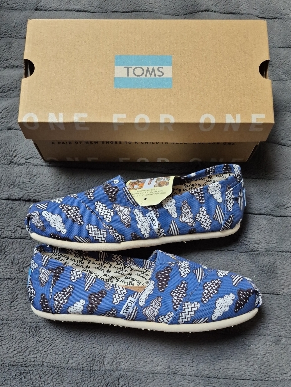 Toms Classic Slip-ons With Rainclouds Size 7 In Blue Cloud Print, New With Tags